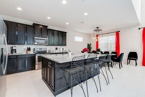 KĂŒhlschrank, Mikrowelle, Ofen, Herdplatte