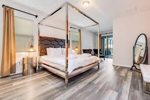 8 makuuhuonetta, työpöytä, silitysrauta/-lauta, vauvan matkasänky