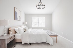 4 makuuhuonetta, työpöytä, silitysrauta/-lauta, vauvan matkasänky