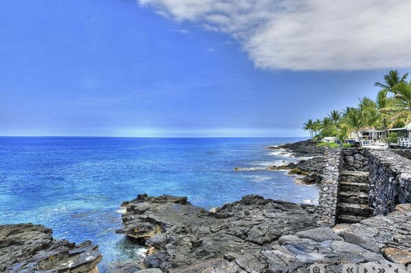 Beach nearby, sun-loungers, beach towels
