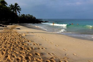 Una playa cerca, sillas reclinables de playa, toallas de playa