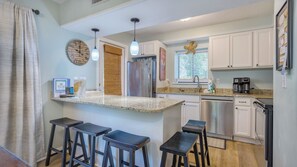 Frigorífico, microondas, horno y placa de cocina