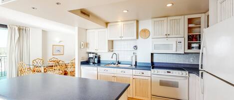 Réfrigérateur, micro-ondes, four, plaque de cuisson