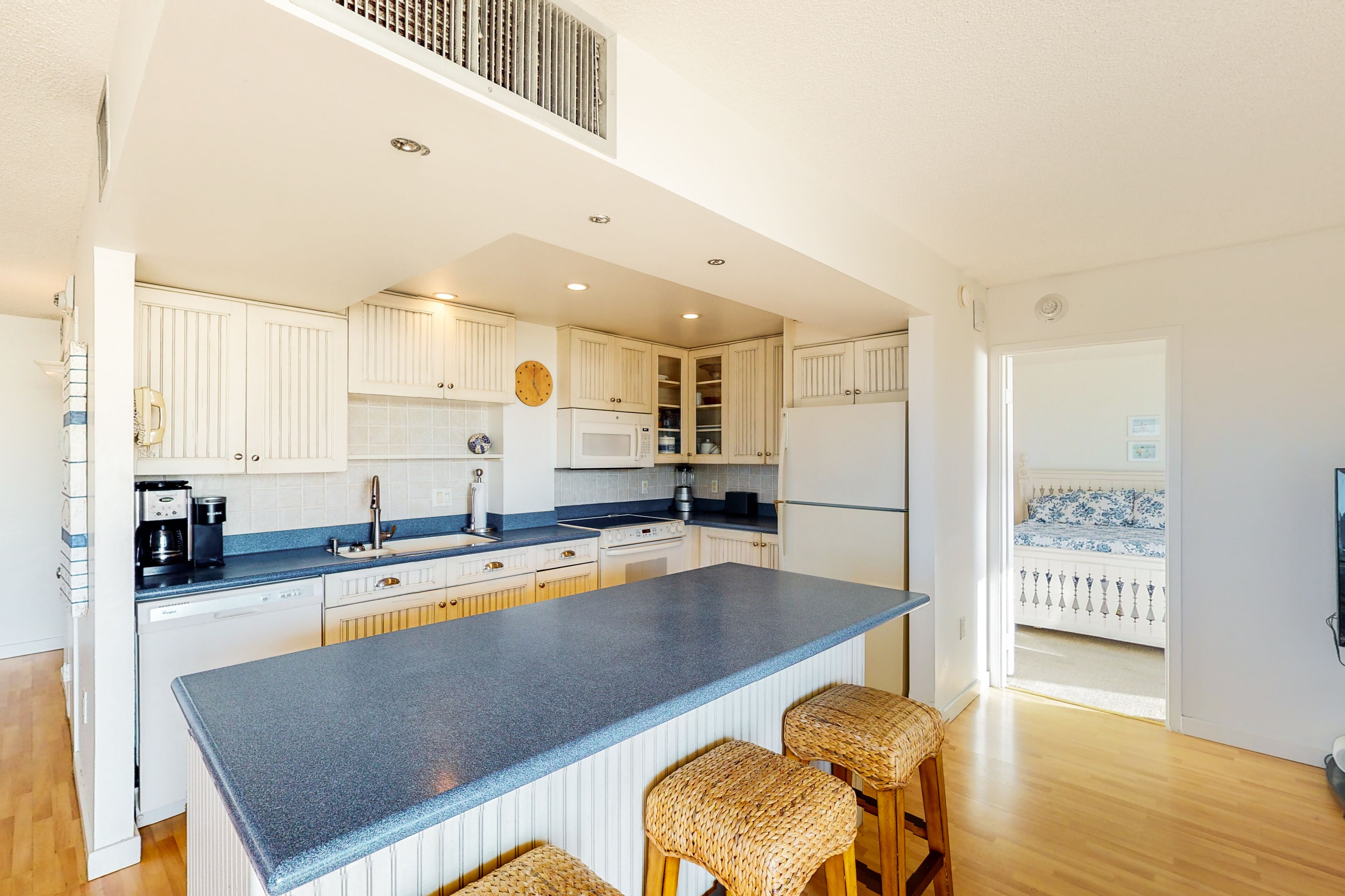 Sea Colony 6th floor condo w/ balcony, pool, and tennis court- ocean view!