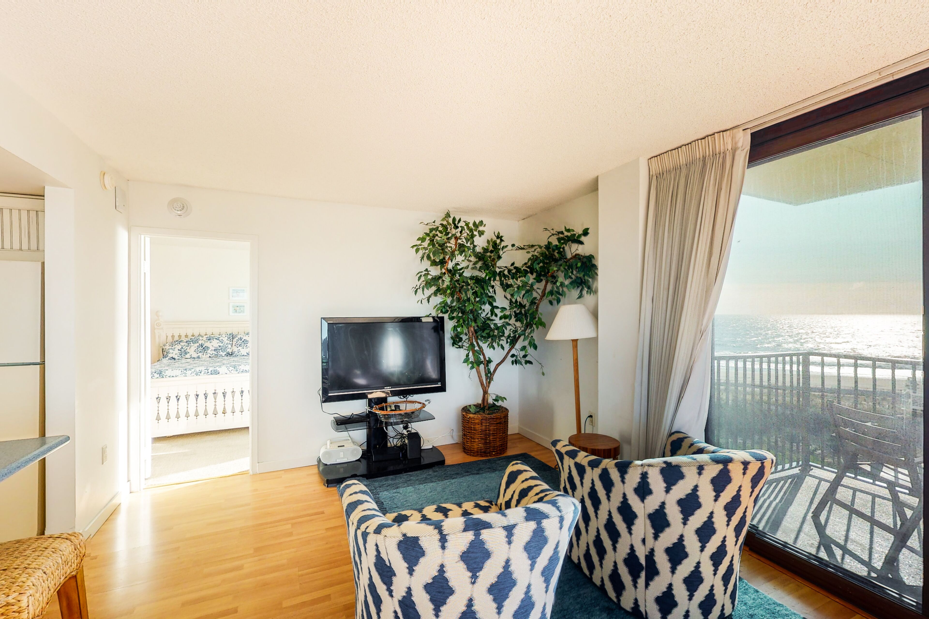 Sea Colony 6th floor condo w/ balcony, pool, and tennis court- ocean view!