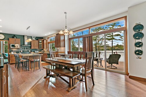 Beautiful and spacious lakefront home! Close to everything!