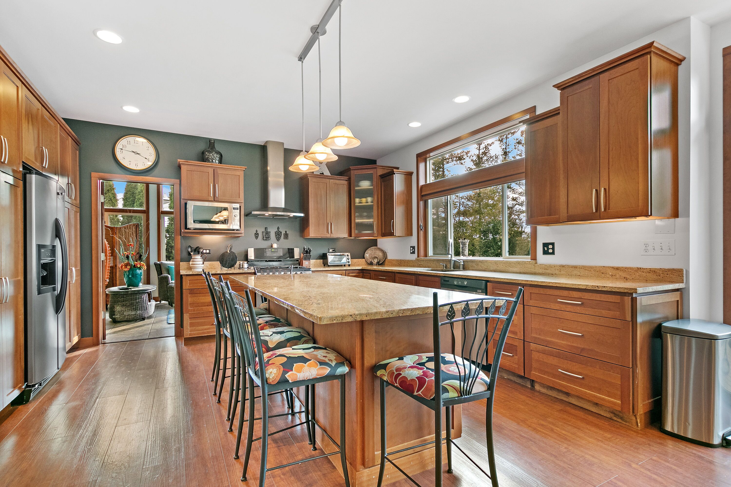 Full-size fridge, microwave, oven, stovetop