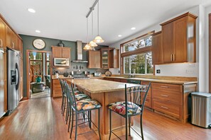 Full-sized fridge, microwave, oven, stovetop