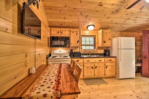 Fridge, microwave, stovetop, coffee/tea maker - ‘Hooah’ Cabin Retreat w/ Grill & Step-Free Access (Parsons)