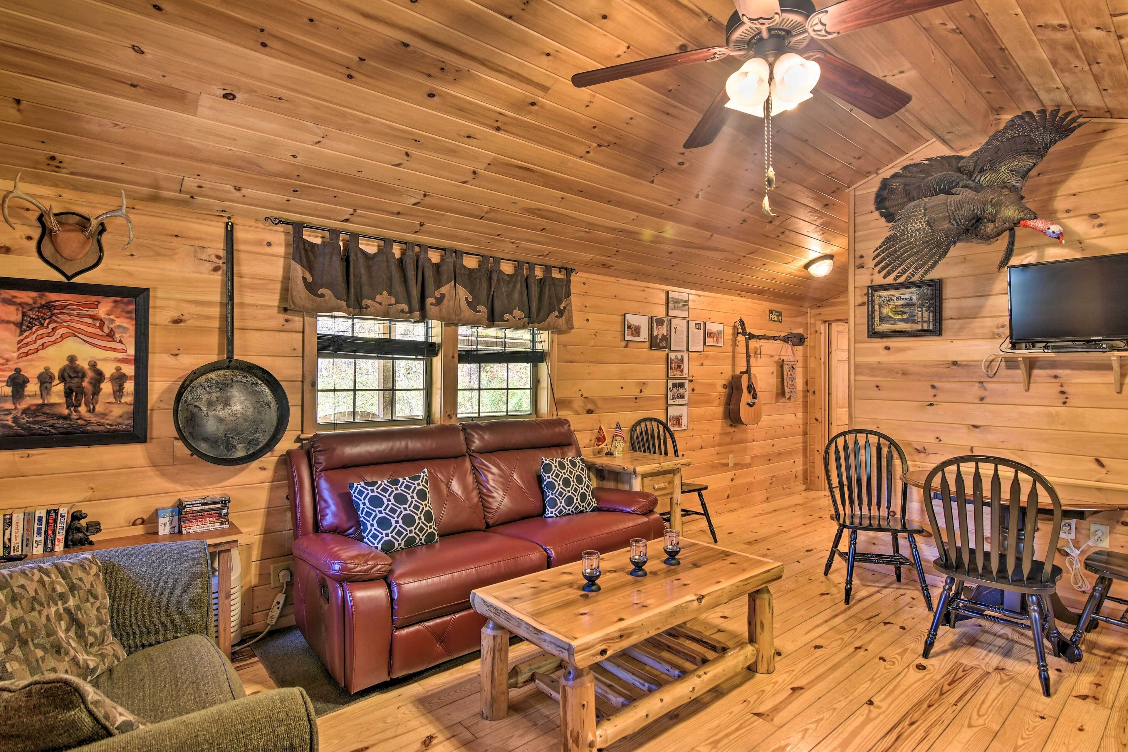 Pet-Friendly ‘Semper Fi’ Cabin w/ Fire Pit!