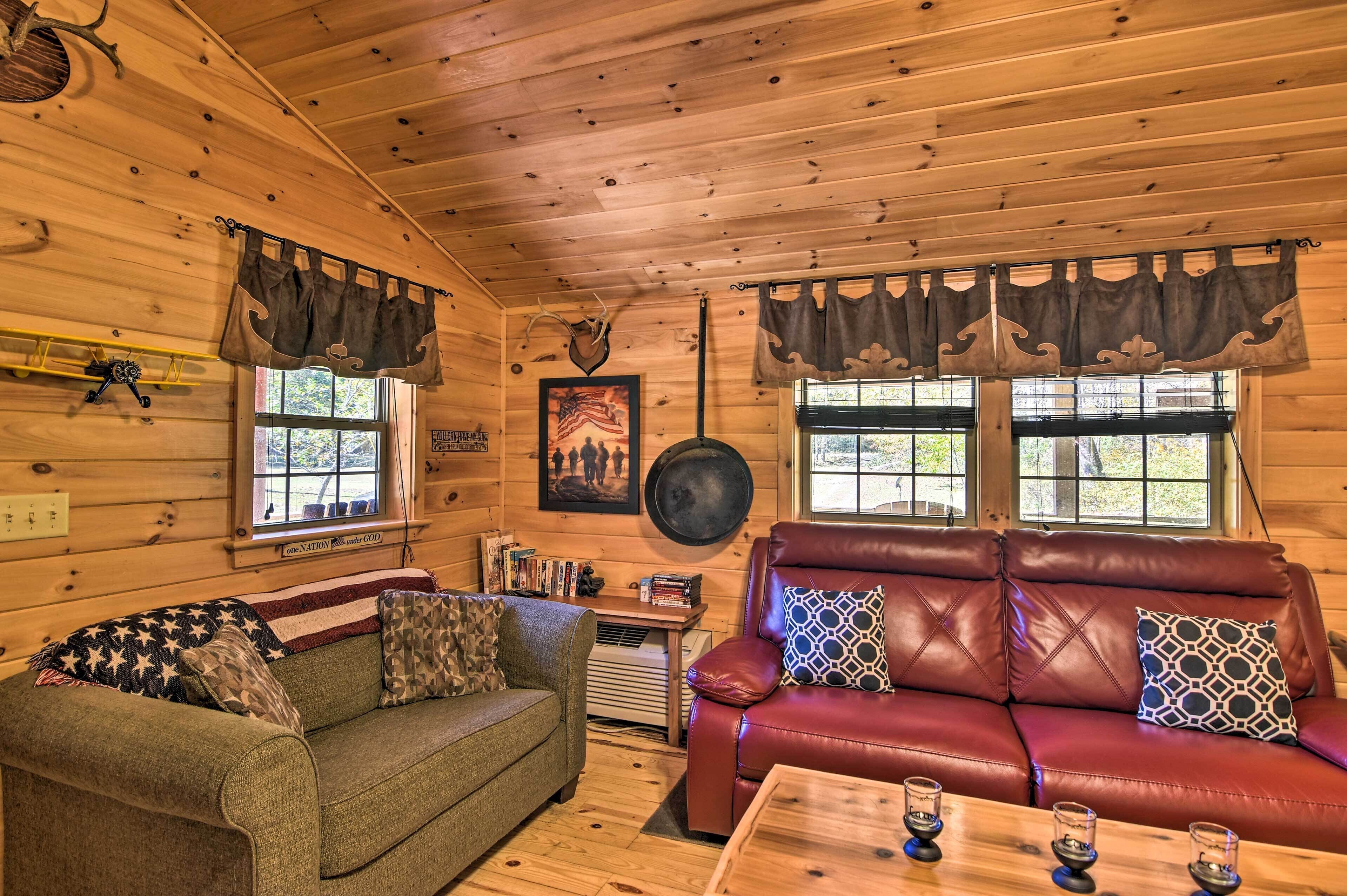 Pet-Friendly ‘Semper Fi’ Cabin w/ Fire Pit!
