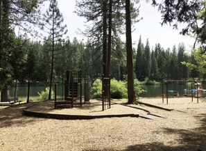 Children's area - LakeMont, wifi, GENERATOR, King bd, FREE Lake access +A/C (Arnold)