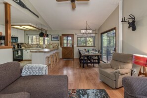 Smart TV, fireplace, DVD player, books - LakeMont, wifi, GENERATOR, King bd, FREE Lake access +A/C (Arnold)
