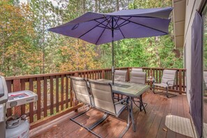 Outdoor dining - LakeMont, wifi, GENERATOR, King bd, FREE Lake access +A/C (Arnold)