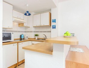 Frigorífico, microondas, lavavajillas y tostadora