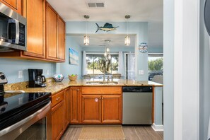 Frigorifero, microonde, forno, piano cottura