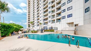 Alberca techada y alberca climatizada