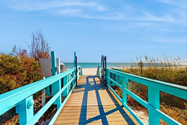 On the beach - Oceanfront home with shared pools, hot tub, sauna, gym + beach access/free WiFi (Myrtle Beach)