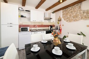 Villa | Cucina privata | Frigorifero, microonde, forno, piano cottura