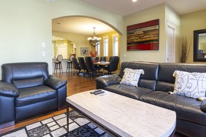 TV, fireplace, stereo, offices - Stay, work and relax… Executive House in NW Calgary (Calgary)