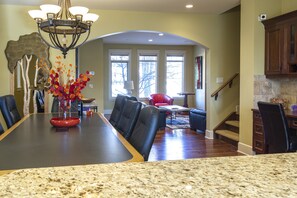 Dining - Stay, work and relax… Executive House in NW Calgary (Calgary)