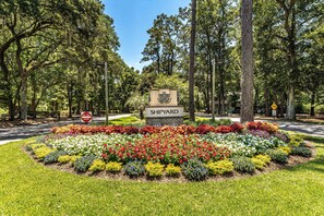 Property grounds - Updated Shipyard Family Villa | BBQ, Complex Pool, Bikes, Golf (Hilton Head Island)