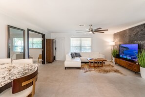 3 habitaciones, tabla de planchar con plancha, wifi y ropa de cama 