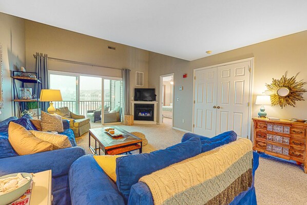 Fernseher, Kamin, DVD-Player