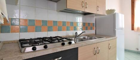 Refrigerador, horno y utensilios de cocina
