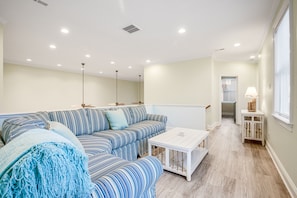 Televisión, chimenea, reproductor de DVD