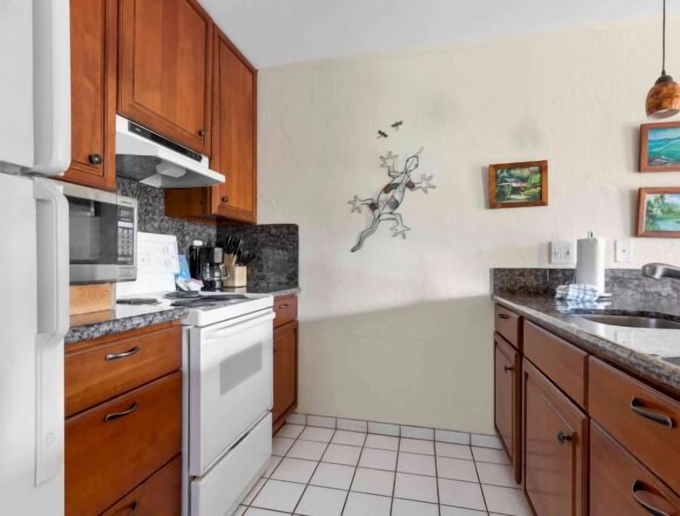 Family and Friends Vacation! Spacious Pool View Suite + Living Area and Kitchen
