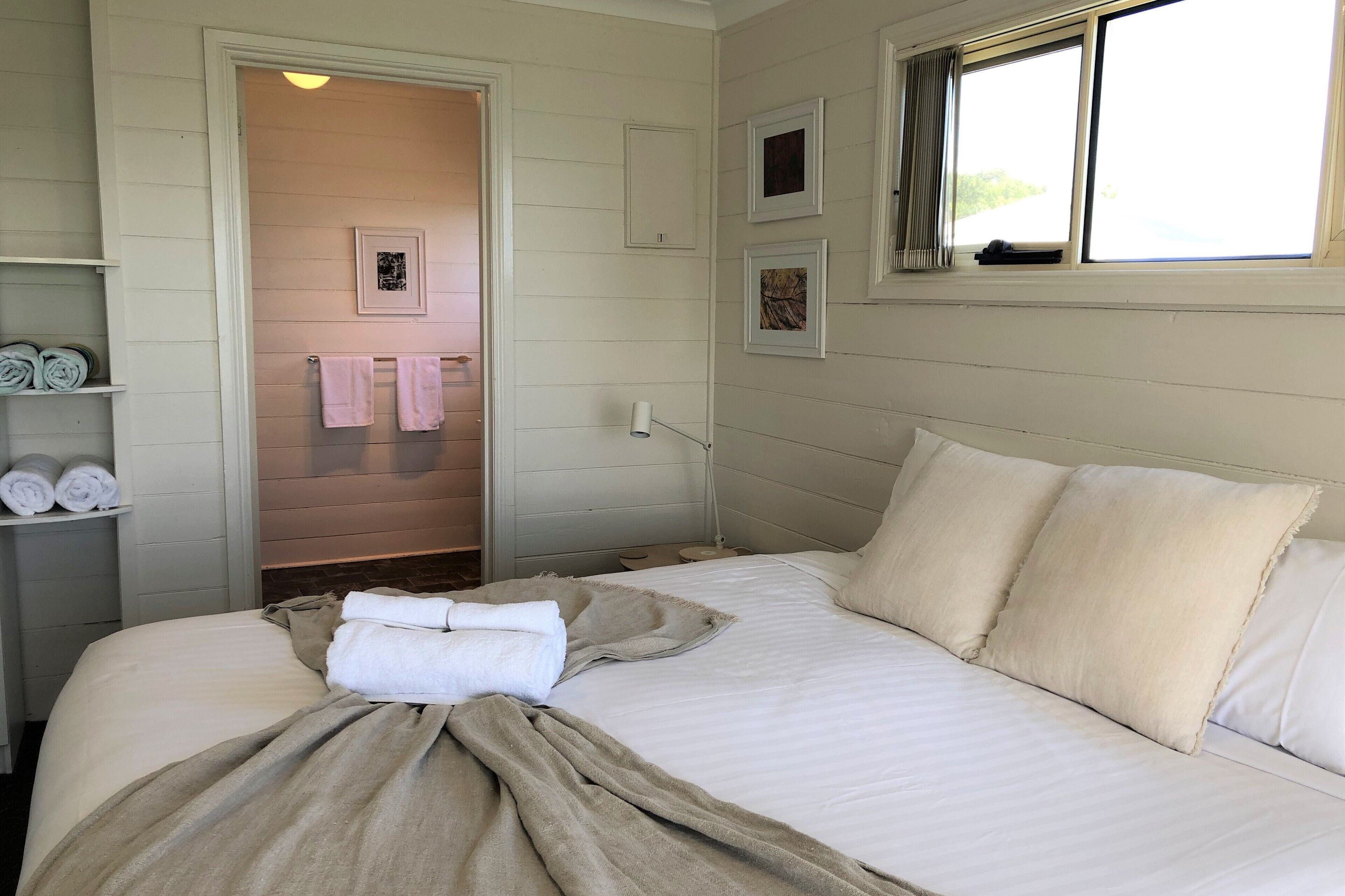 BINALONG BEACH COTTAGE  Beachfront Next door to restaurant. King Bed for couples — image 10