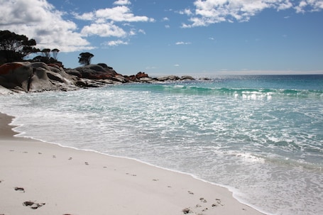 Beach nearby. BINALONG BEACH COTTAGE Beachfront Next door to restaurant. King Bed for couples