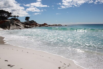 BINALONG BEACH COTTAGE Beachfront Next door to restaurant. King Bed for couples