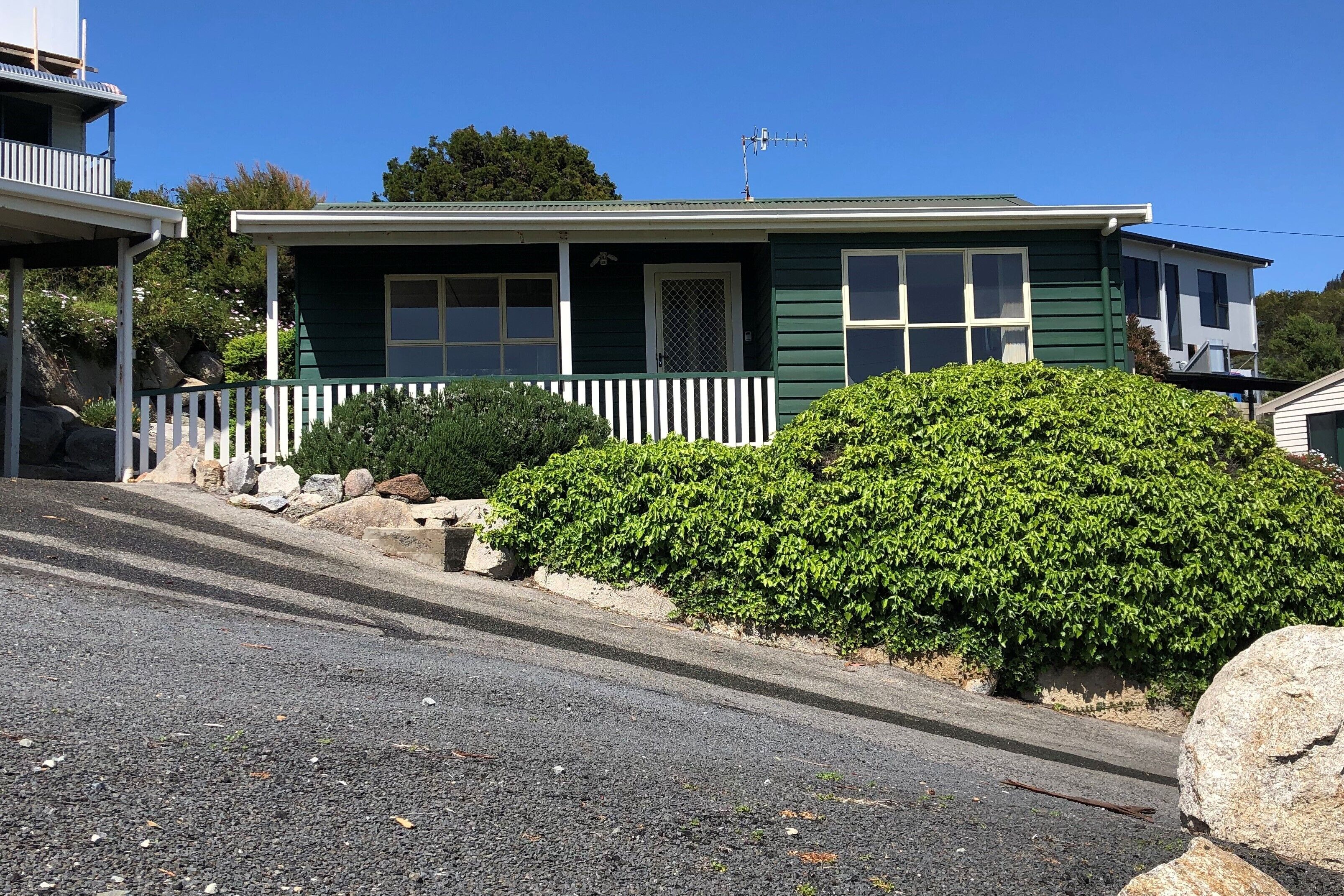 BINALONG BEACH COTTAGE  Beachfront Next door to restaurant. King Bed for couples — image 17