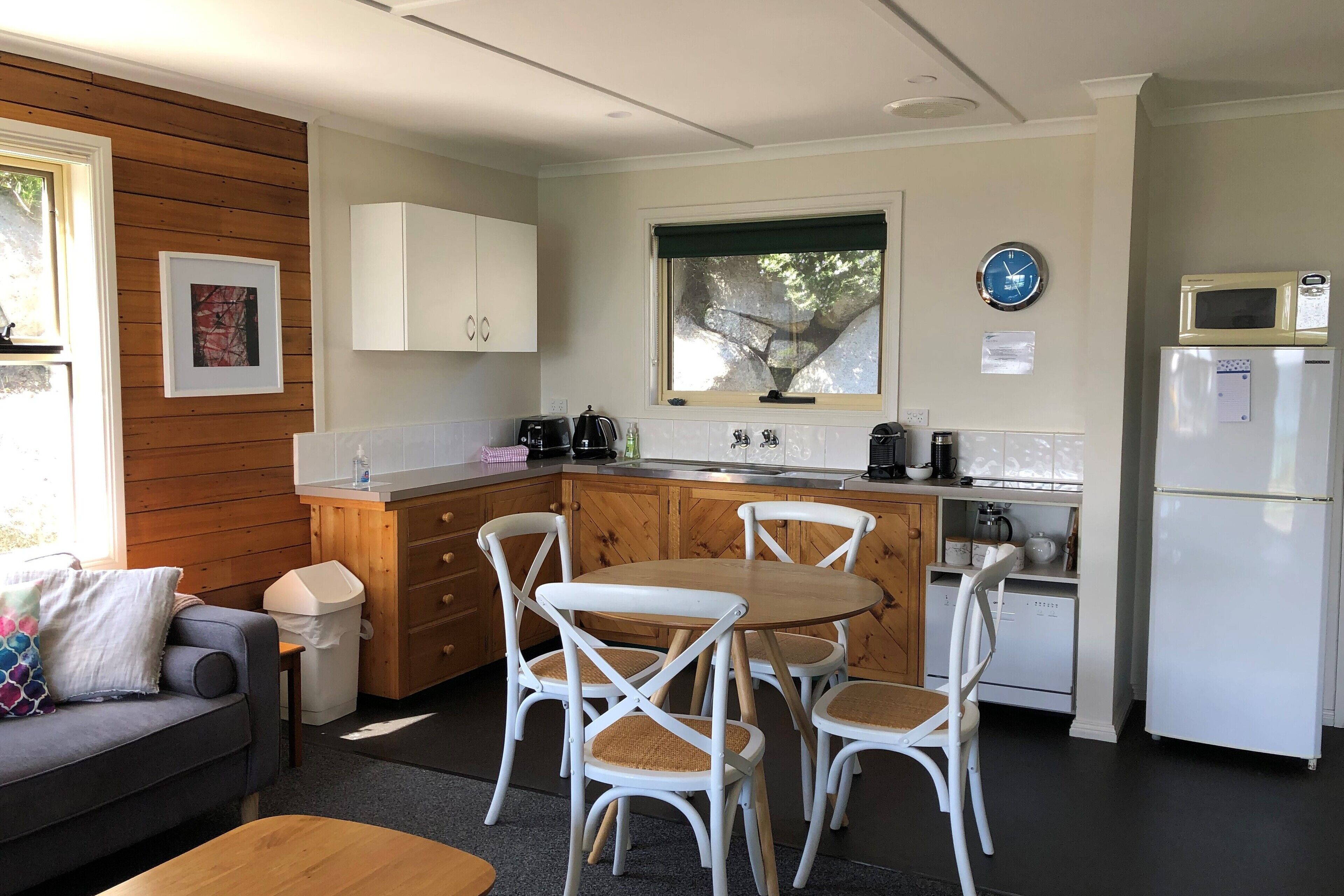 BINALONG BEACH COTTAGE  Beachfront Next door to restaurant. King Bed for couples — image 8