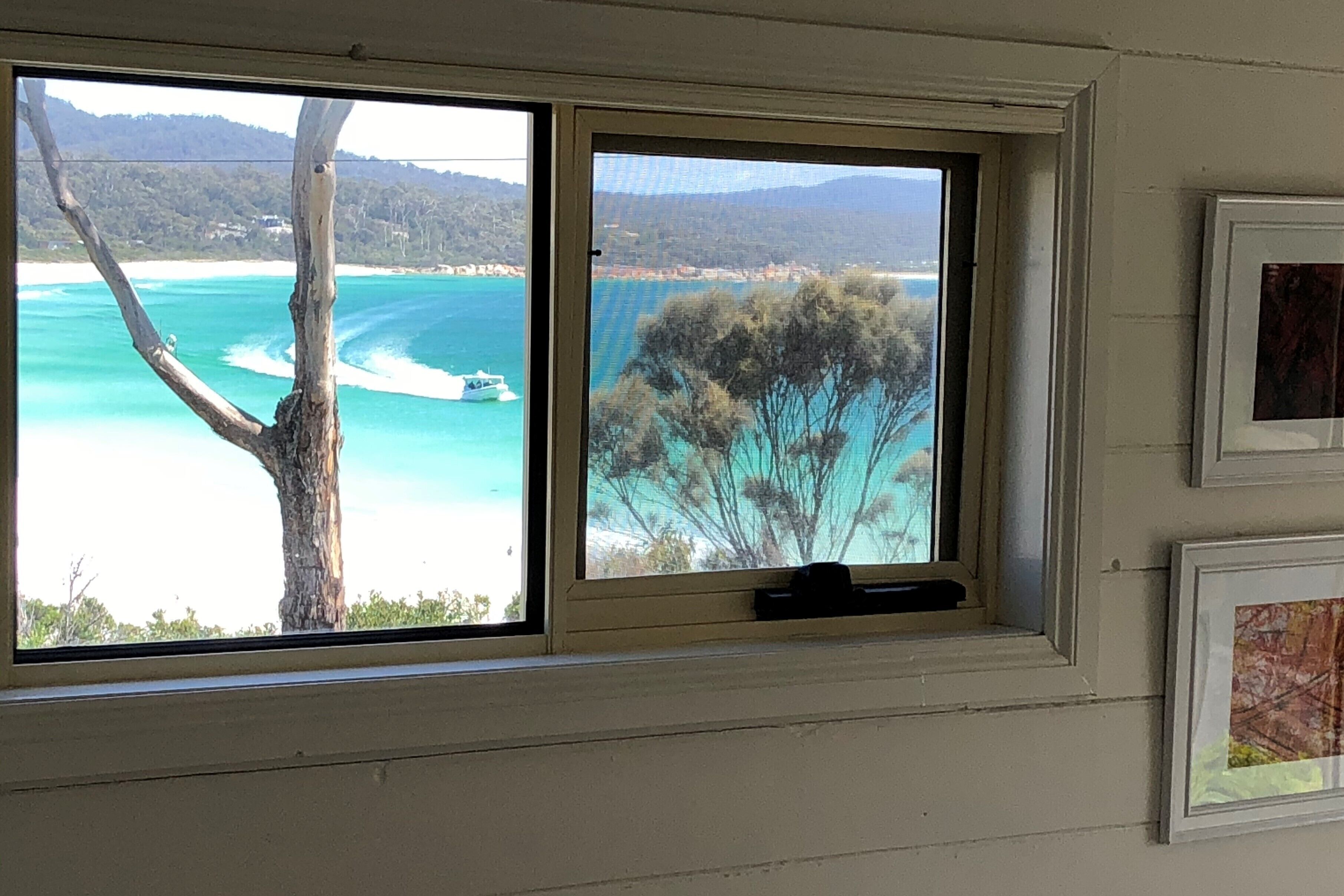BINALONG BEACH COTTAGE  Beachfront Next door to restaurant. King Bed for couples — image 3