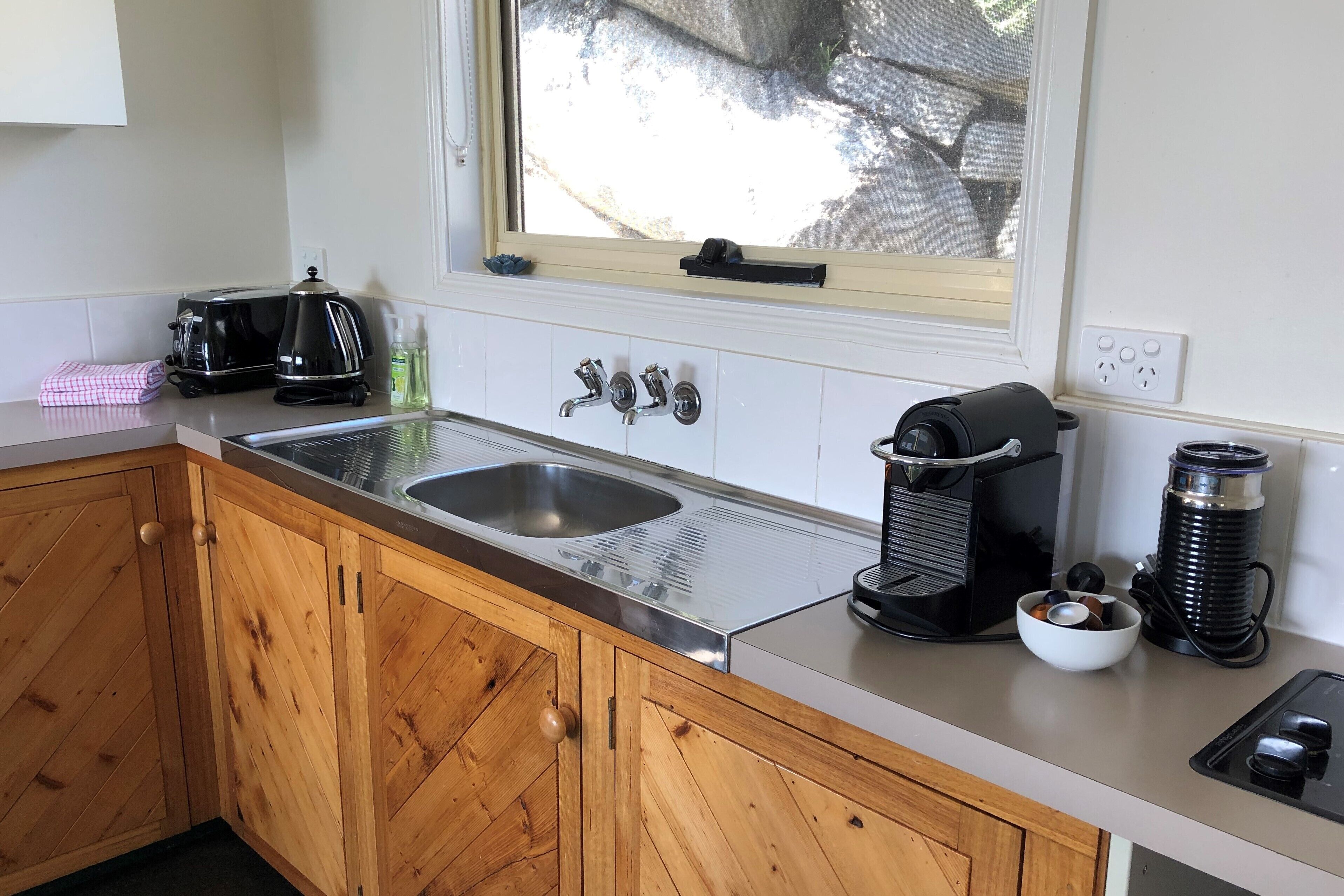 BINALONG BEACH COTTAGE  Beachfront Next door to restaurant. King Bed for couples — image 11