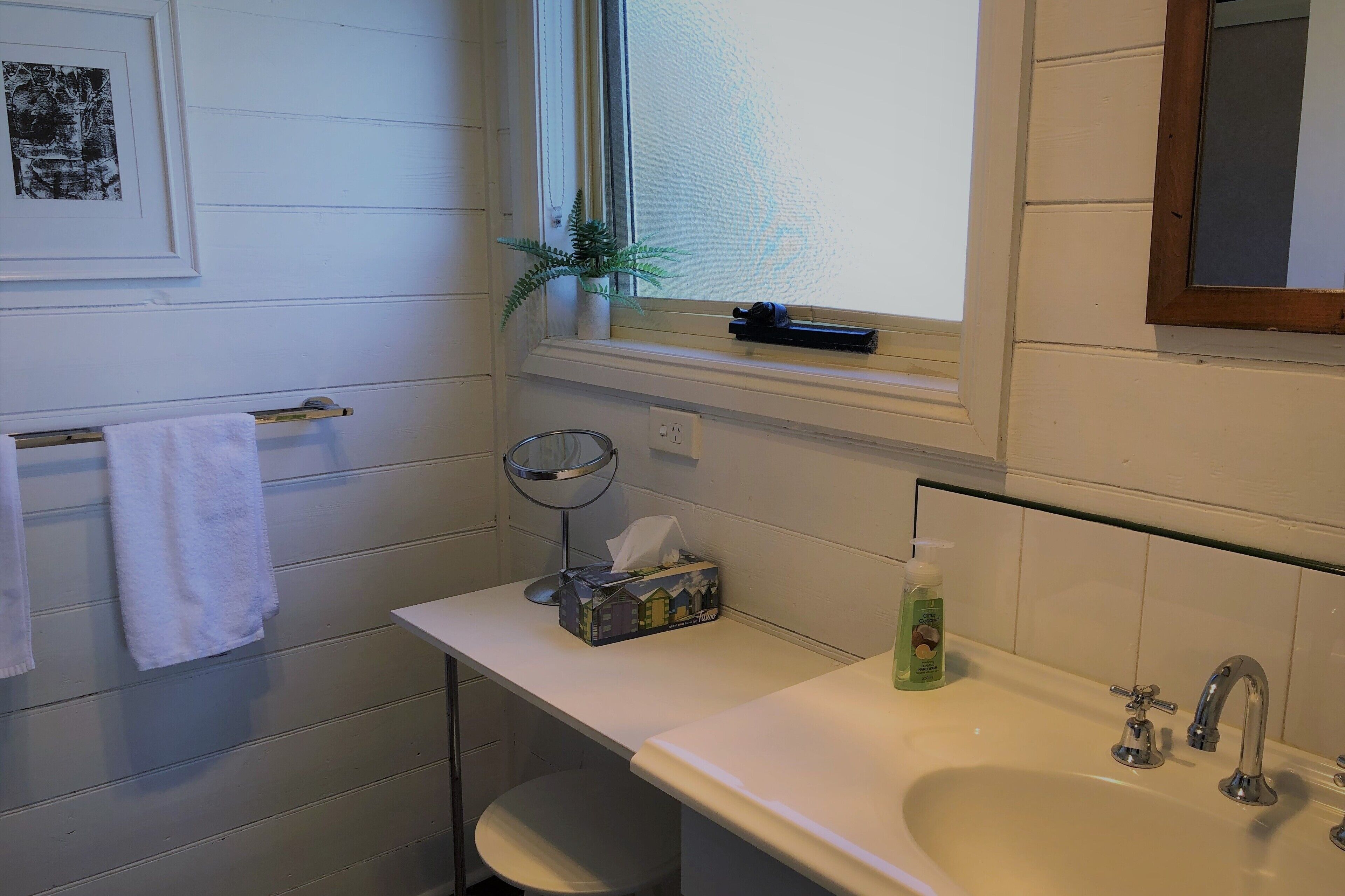 BINALONG BEACH COTTAGE  Beachfront Next door to restaurant. King Bed for couples — image 16