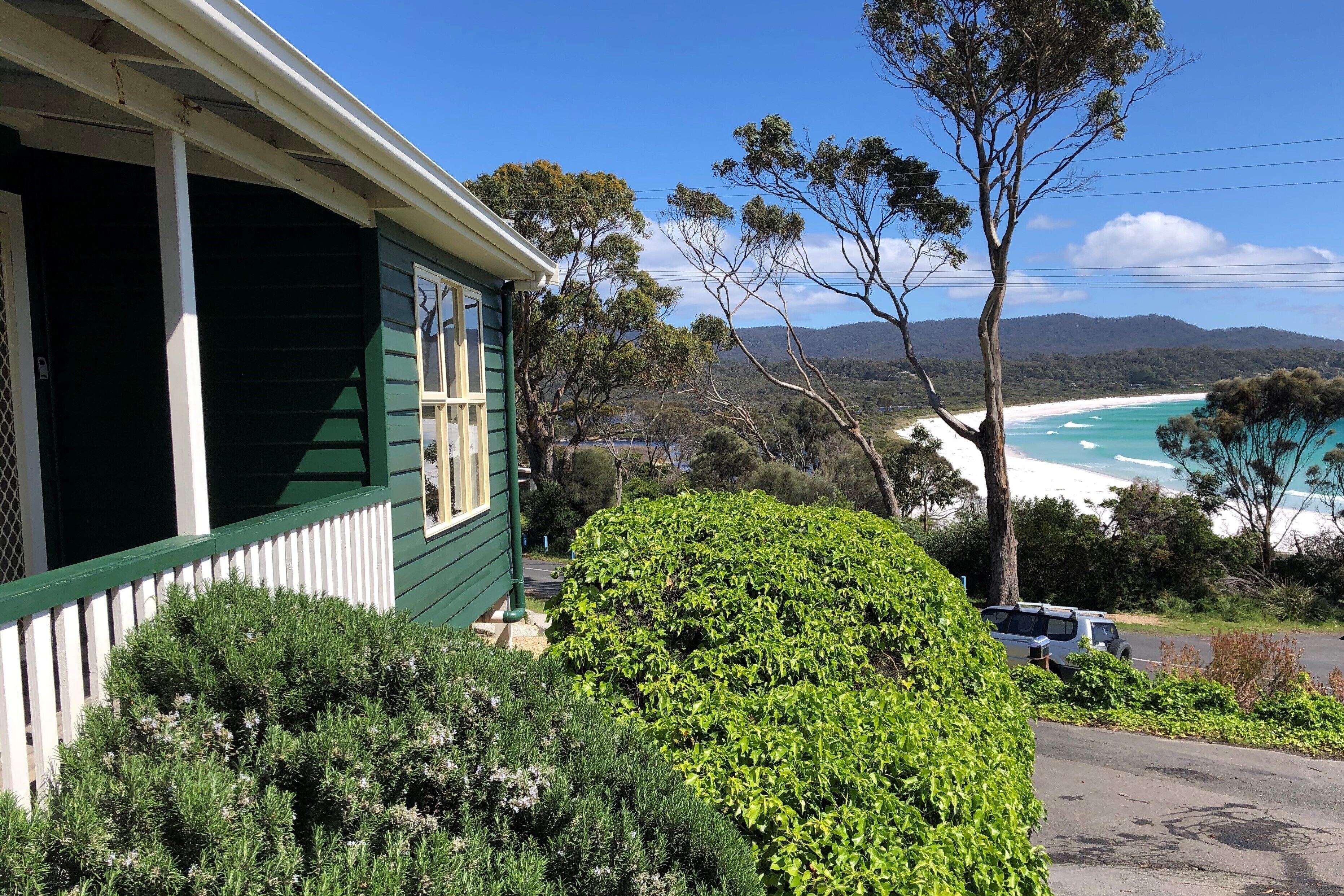 BINALONG BEACH COTTAGE  Beachfront Next door to restaurant. King Bed for couples — image 18