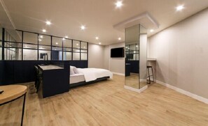 Quarto casal premium | Individualmente decorados, espaço de trabalho para notebook