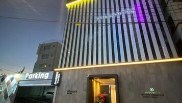Fassade der Unterkunft – Abend/Nacht