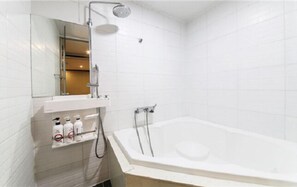 Habitación Deluxe doble | Baño | Artículos de higiene personal gratuitos, secador de pelo y toallas