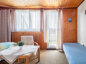 2 bedrooms, desk, WiFi