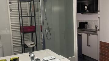 Baignoire, sèche-cheveux, serviettes fournies, savon