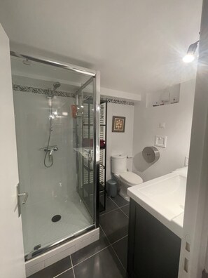 Bathtub, hair dryer, towels, soap