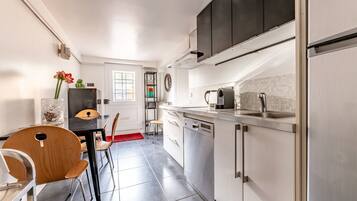 Réfrigérateur, micro-ondes, four, plaque de cuisson