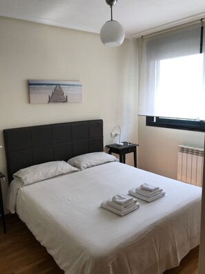 2 bedrooms, iron/ironing board, internet, bed sheets