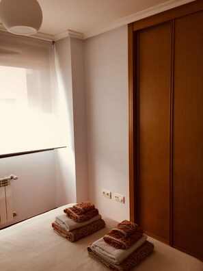 2 bedrooms, iron/ironing board, Internet, bed sheets - Apartment nice views (Luanco)