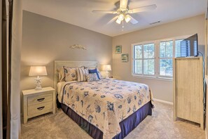 3 bedrooms, iron/ironing board, Internet, bed sheets - 1/4 Mi to Ocean: Beach Pebble Townhome w/ Patio (Hilton Head Island)